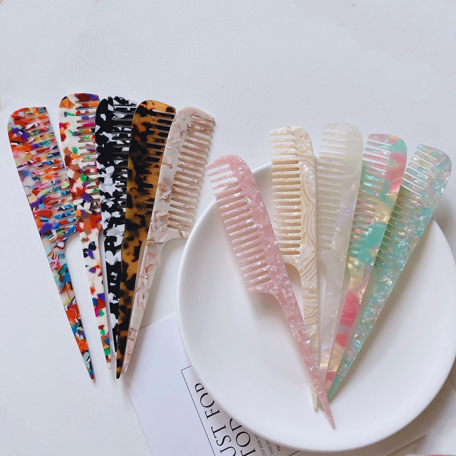 Marble Pointed Tail Comb