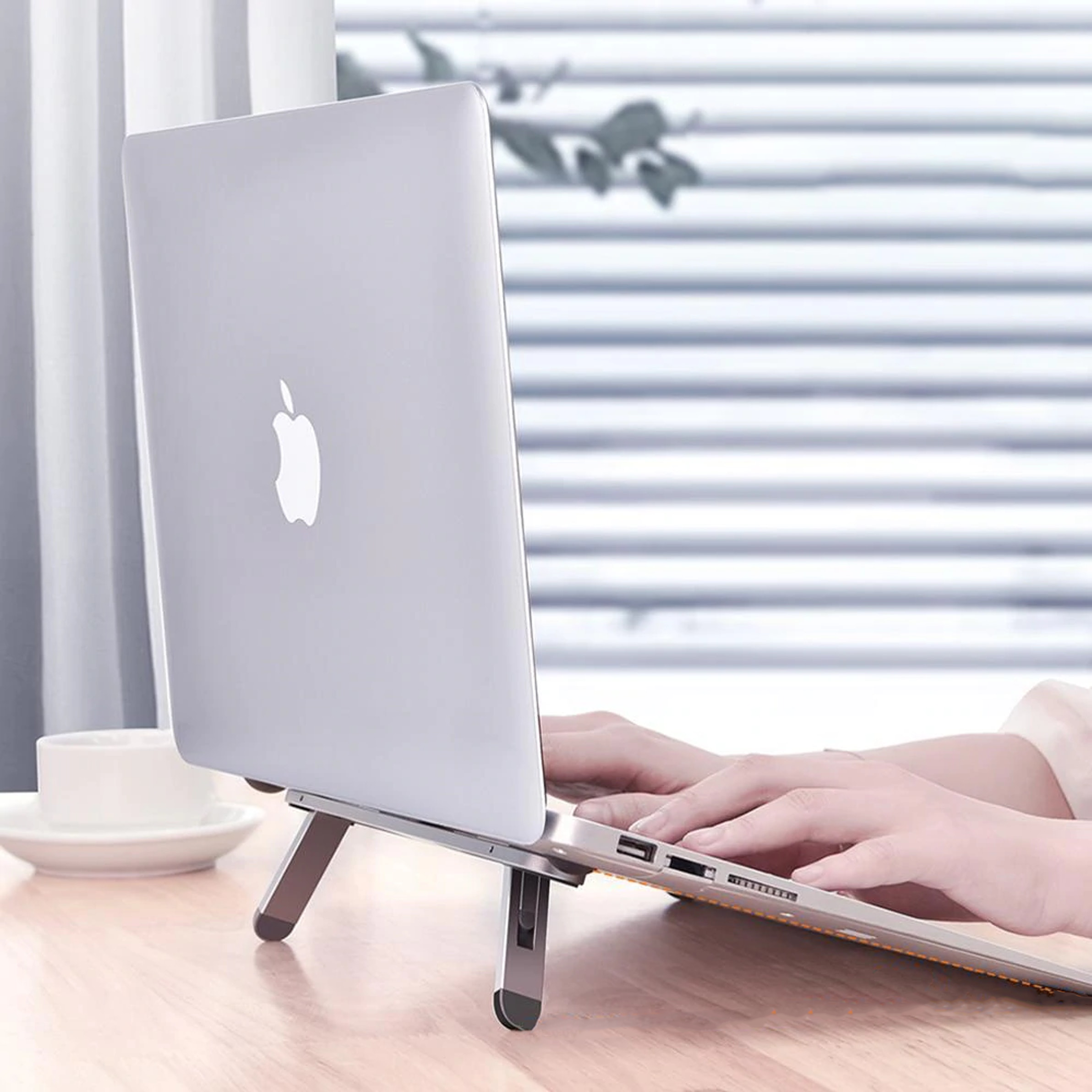 ultra-portable-laptop-riser-HQweZB7TRaylHFPODVjr.png