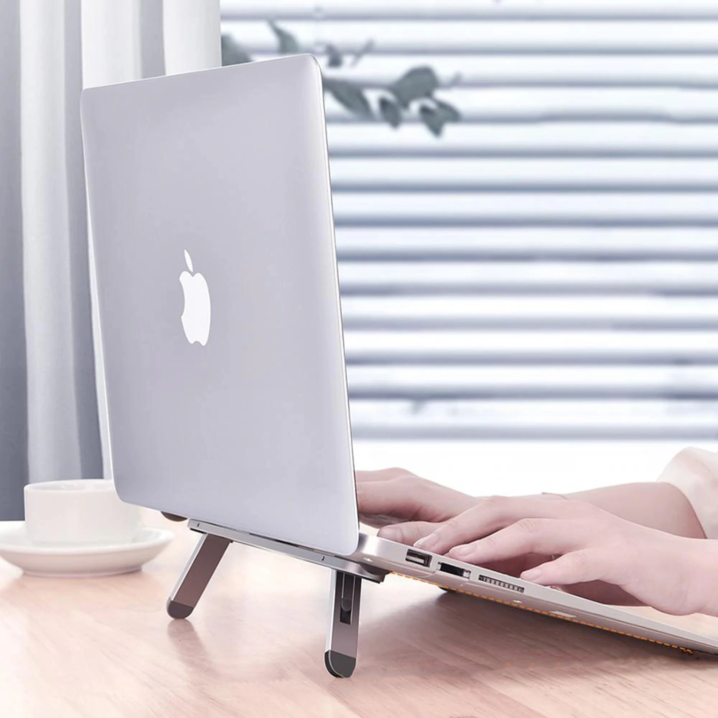 ultra-portable-laptop-riser-HQweZB7TRaylHFPODVjr.png