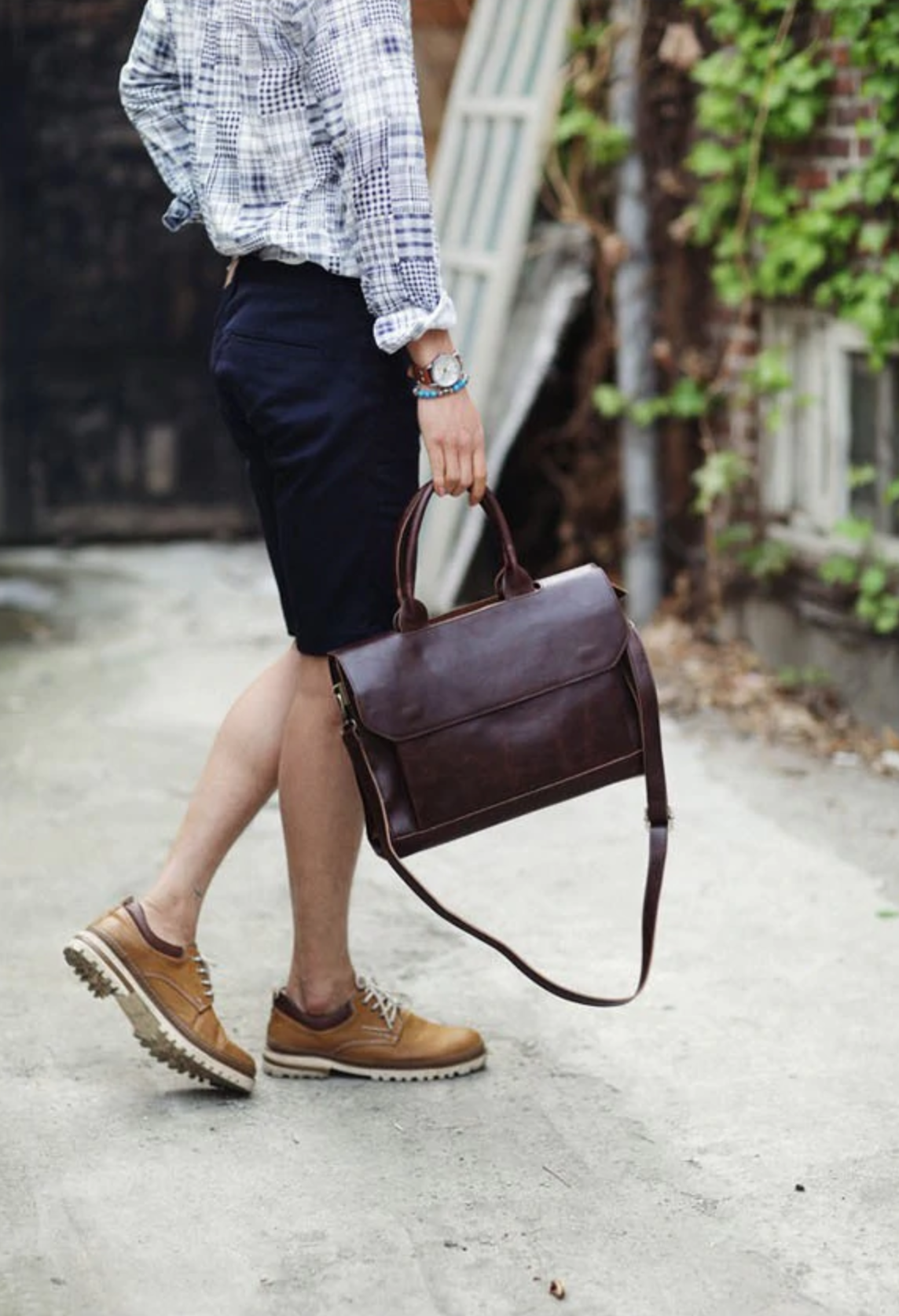 leather-messenger-bag-ZE9dpXmdbRIpf2i6WmYv.png