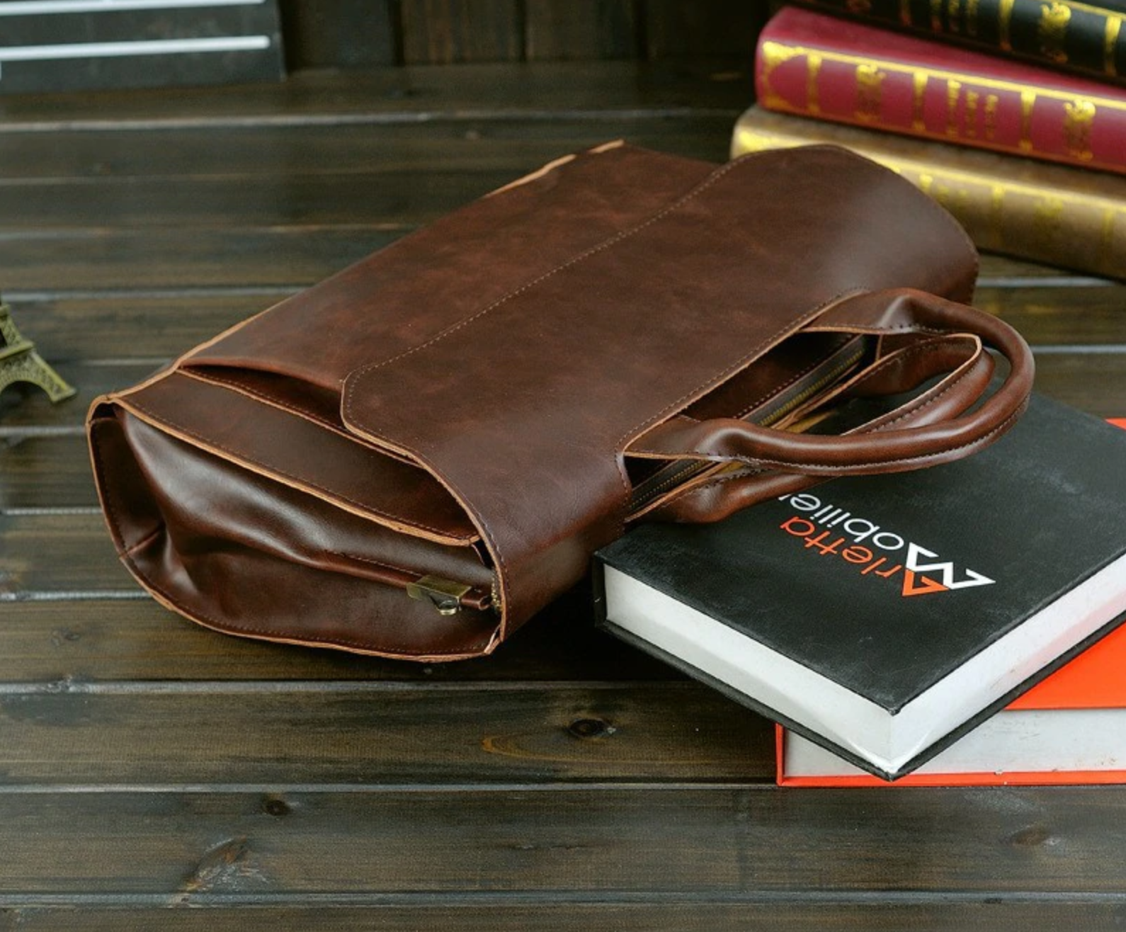 leather-messenger-bag-oJ6WHUTNcfoCJcQ0VTal.png