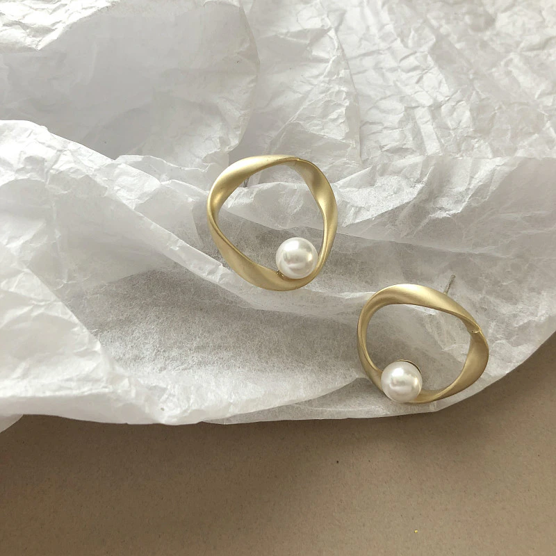 Organic Loop Pearl Earrings