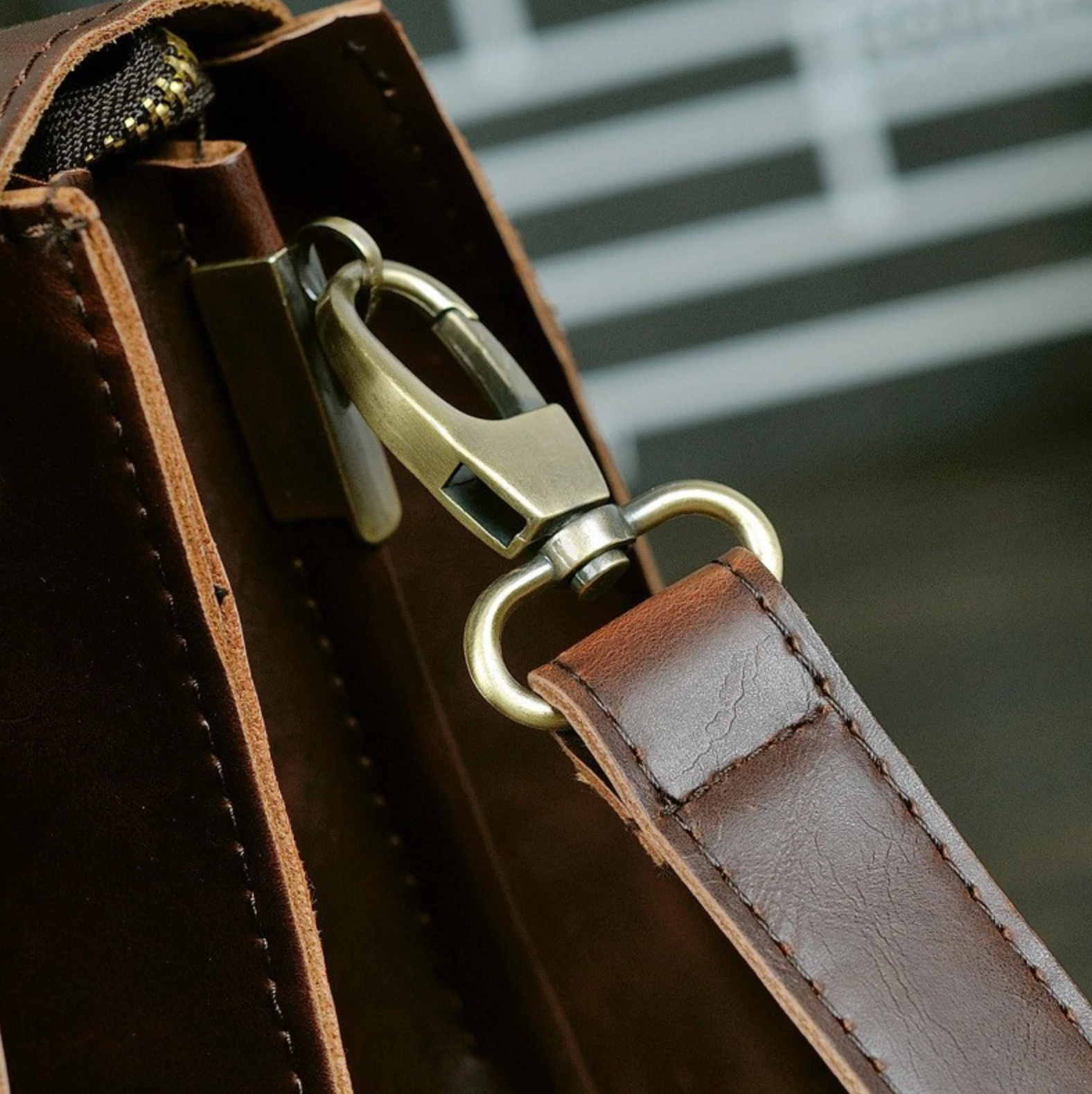 leather-messenger-bag-uCoiSdybSpkEVNqbNsiV.png
