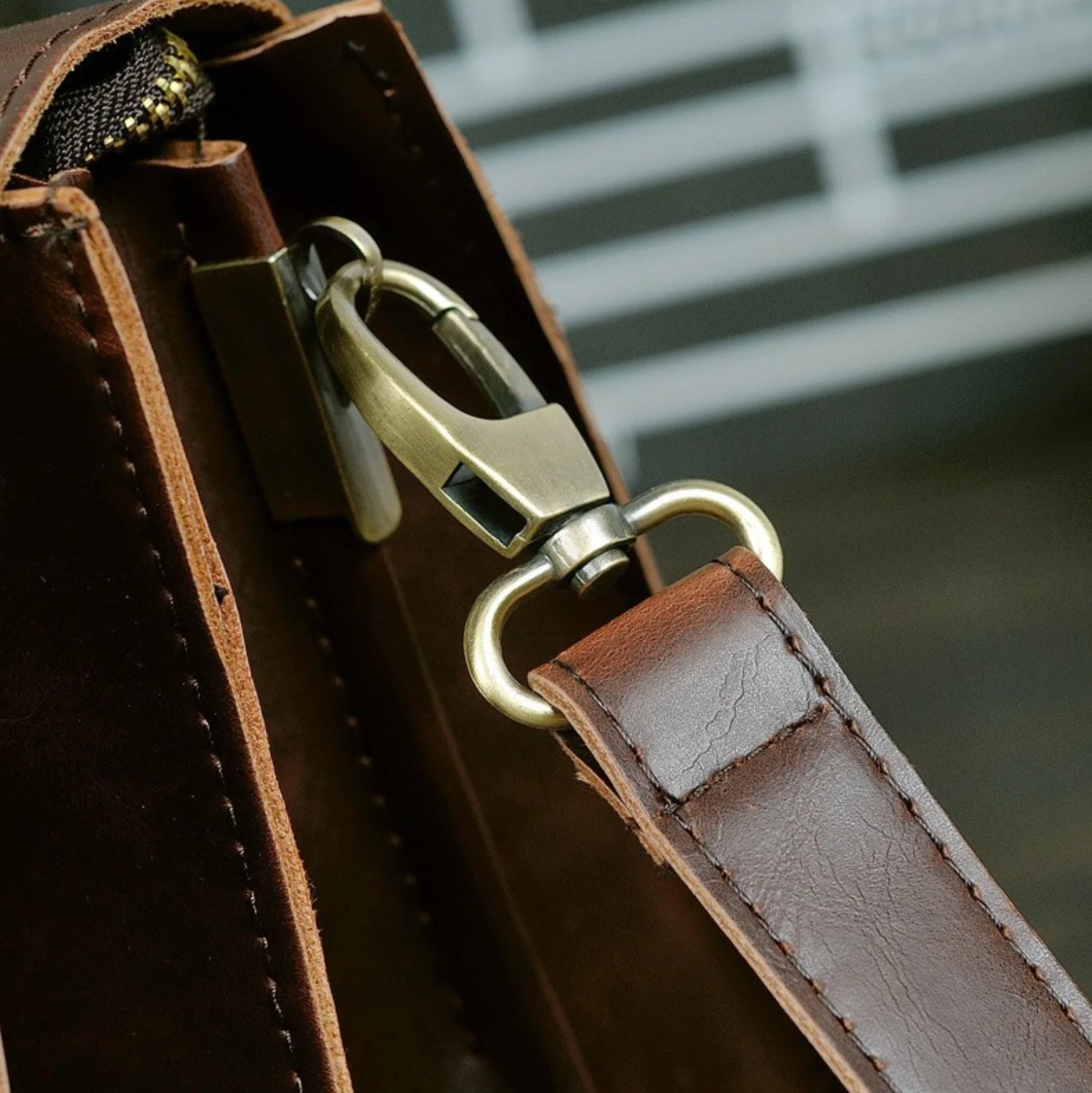 leather-messenger-bag-uCoiSdybSpkEVNqbNsiV.png